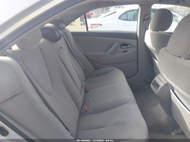 Toyota Camry Le Image 13