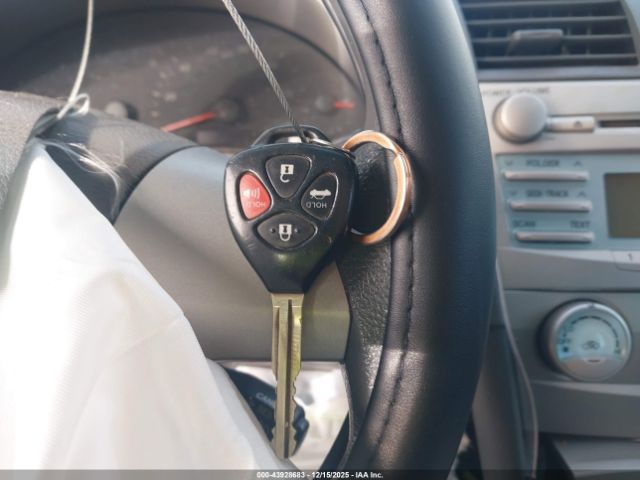 Toyota Camry Le Image 5