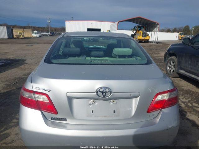 Toyota Camry Le Image 3