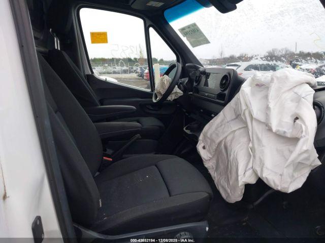 Mercedes-Benz Sprinter 2500 High Roof V6 Image 9