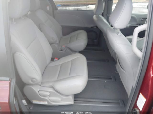 Toyota Sienna Xle 7 Passenger Image 2