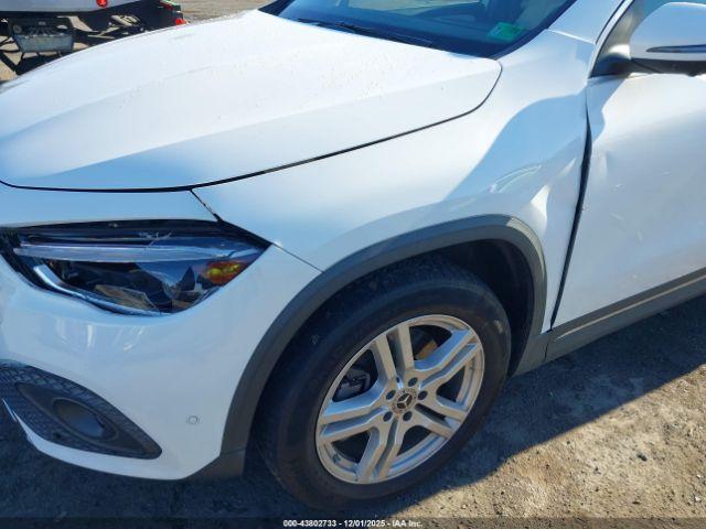 Mercedes-Benz GLA 4matic Image 14