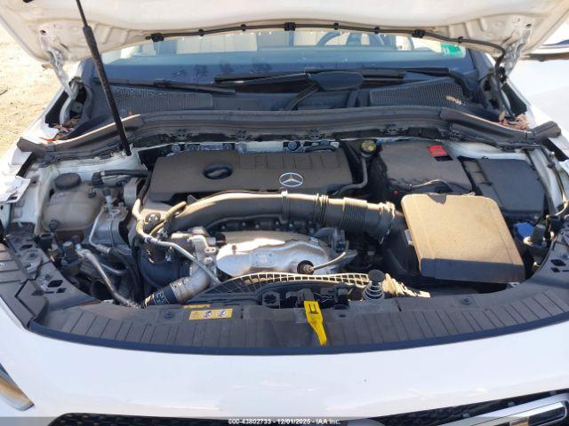 Mercedes-Benz GLA 4matic Image 11