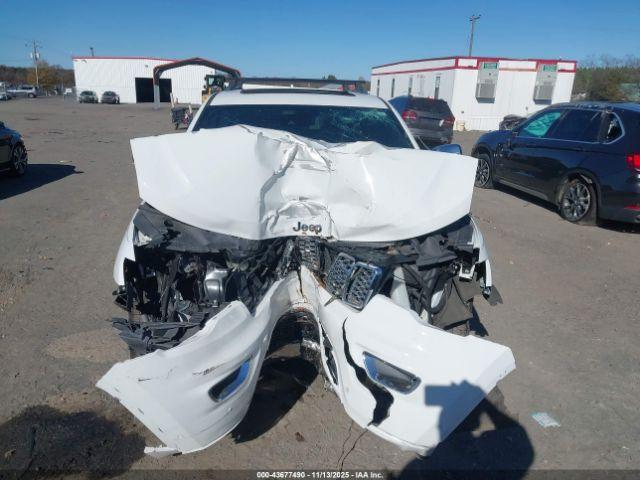 Jeep Grand Cherokee Overland 4x4 Image 3